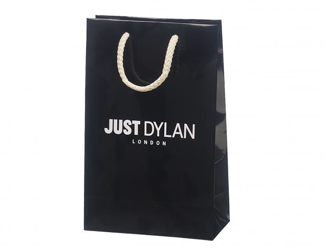 Vahva, korkealaatuinen luksuskassi. Sis�lt�� ilmaisen kuljetuksen Suomeen. 