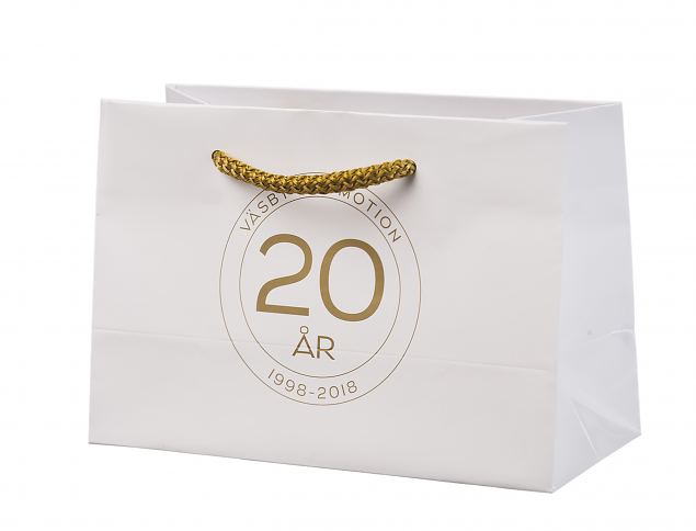 Elegantti ja korkealaatuinen luksuskassi. Kuljetus Suomeen ilman lis�maksua. Saatavana useissa eri