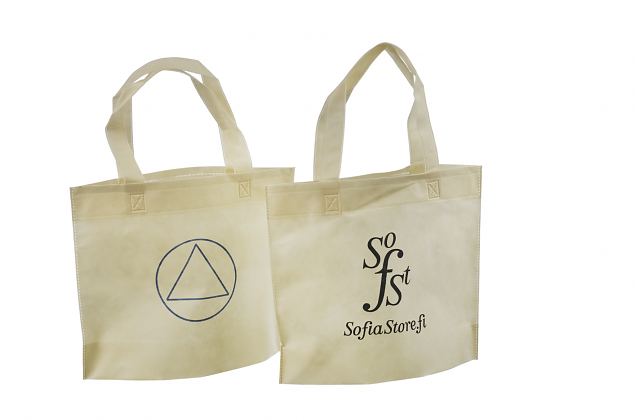 Slidst�rke og flotte beige non-woven poser. Minimumordre p� bestillinger med personligt tryk start