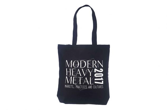  Musta v�rvi riidest kott on valmistatud puuvillasest kangast, millest valmistatakse ka telke. Kot