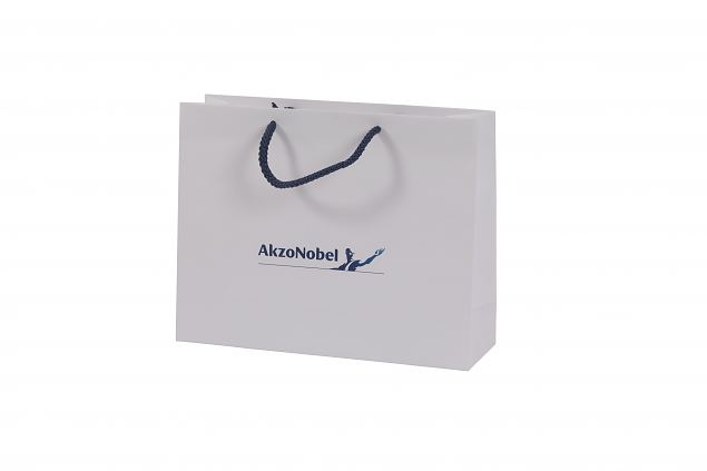 Sangadega paberkotid on valmistatud k�sit��na. Kotil on puuvillased sangad ja logo tr�kitud ofsett