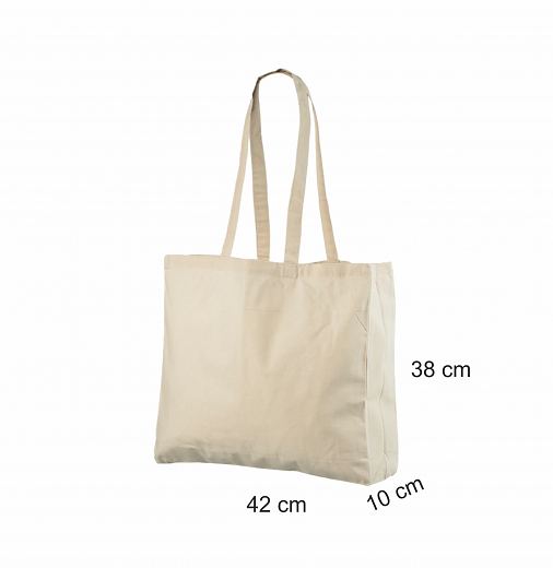 Luonnonvalkoinen kangaskassi leve�ll� pohjalla. Mitat 42x38x10 cm.